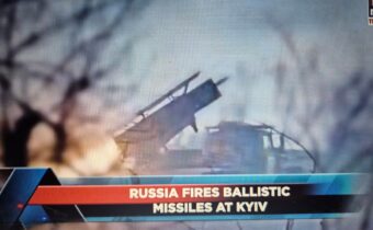 Rusko buší do Kyjeva balistickými raketami při nočním bombardování: hlasité výbuchy, houkají sirény.