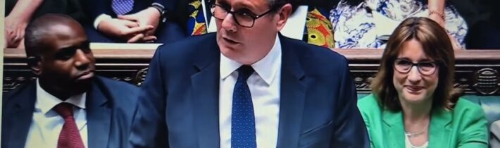 ŽIVĚ: Starmer se slzícíma očima se loučí s britským parlamentem po poslední řeči v roli premiéra…