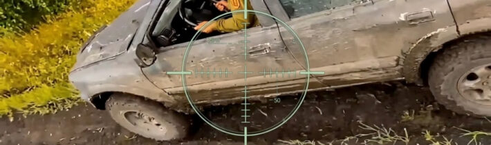 Video: Fronta z druhé strany. Nové záběry ukazují ruské drony v akci proti ukrajinské technice