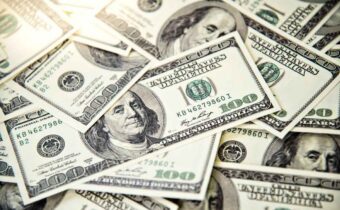 Trumpovo utrácení vytváří největší deficity rozpočtu od doby covidu |