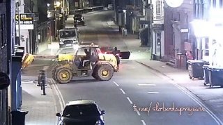Kľudný večer vo Veľkej BritániiVýber hotovosti z bankomatu. @slobodaprejavu…