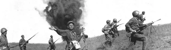 Prečo nie je správne porovnávať súčasný teror v ukrajinskej armáde so sovietskym rozkazom „Ani krok späť“