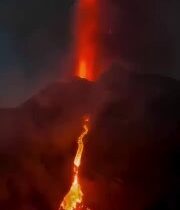 Na Sicílii sa prebudila sopka Etna. Z tohto dôvodu letisko v Katánii obmedzilo l…
