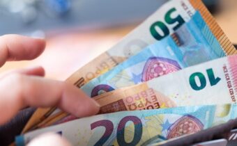Priemerné mzdy si v apríli medziročne polepšili vo všetkých desiatich mesačne …