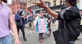 Transgender muž so zelenými vlasmi, prezlečený za čarodejnicu, má nervový záchv…