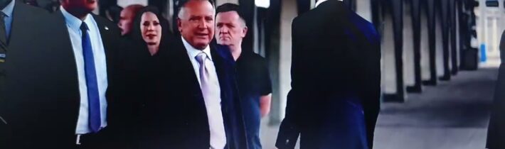 TRUMPOVI VYSLANCI V KYJEVĚ: Zelenskyj přijal Witkoffa s Kushnerem; Rusové prý blokovali jejich let..