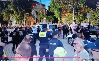 Německo vybuchuje: „Merz musí odejít!“ V Mnichově se protestující násilně střetli s policií…