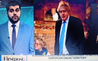 Zaútočilo Rusko na britského lídra Johnsona a Merzova poradce? Byl bombardován vlak na hranici NATO.