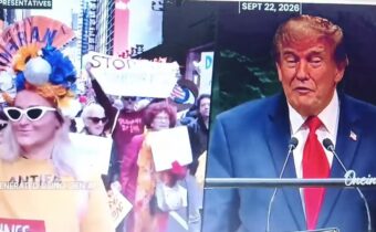 „Trump je válečný zločinec!“ Protestující se shromáždili i vsedě před sídlem OSN; začalo zatýkání…