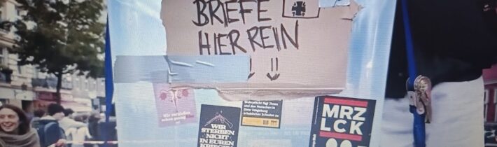 BERLÍN PROTESTUJE: studenti odmítají vojenskou službu v době, kdy Německo znovu zbrojí…