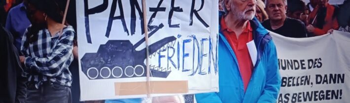 PROTEST V HAMBURKU: Stovky lidí odmítají německé výdaje na obranu a obnovení vojenské služby…