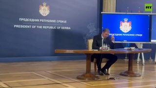 Moment, kedy srbský prezident Aleksandar Vučić podpisuje svoju rezignáciu.Plánuj…