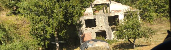 Pohřeb generála Mladiče viděný z míst, kde se údajně dopustil největších zločinů – ze Srebrenice