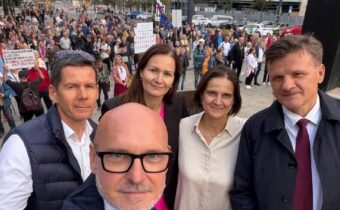Silná opozícia zvolala ľudí do ulíc a dopadlo to fiaskomkoľko ich tam je? 200 ku…