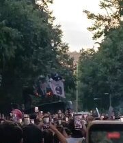Fanúšikovia Real Madridu podpálili fotografiu Pedra Sancheza. @slobodaprejavu…