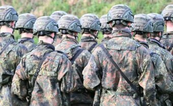 Varovanie z Nemecka: podpora armády a zbrojenia rastie aj medzi mládežou