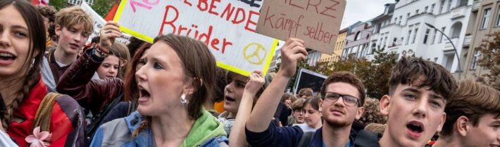 Nie sme potrava pre delá — v Nemecku sa konali protesty proti brannej povinnosti