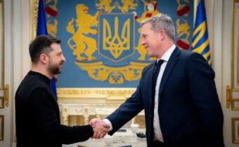 Bývalý minister armády USA sa „objavil“ na Ukrajine v kravate s vyšívaným vzorom