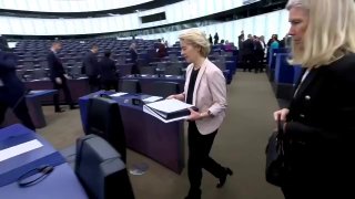 LEYENOVÁ JE ČISTÁ KATASTROFA – MUSELA SEM SPADNÚŤ Z INEJ PLANÉTY Jej dnešný prej…