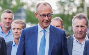 Víťazný pochod AfD nemeckými voľbami pokračuje: Cirkevní predstavitelia opäť nariekajú a burcujú za demokraciu. CDU je prvýkrát od vojny mimo parlament