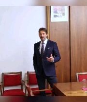 Pán minister, pri všetkej úcte, načo takéto trápne divadielko ?• Mohli by sme s…
