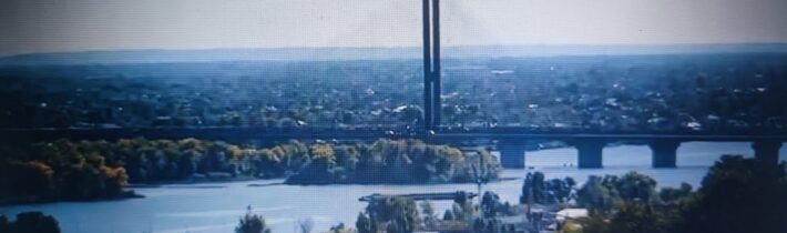 Denní světlo, civilní doprava, lídr NATO v Kyjevě – a potom náhle Rusko bombarduje klíčové mosty…