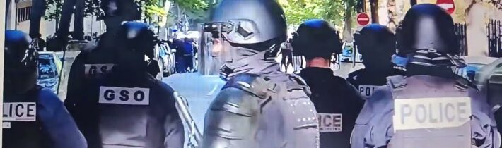 Horor při francouzských protestech! Mladík přišel o ruku po výbuchu policejního granátu v jeho ruce.