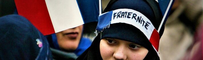 Trump interpretuje protesty Francie jako důkaz, že islám chce "převzít" zemi