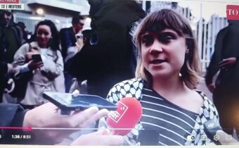 Pařížské ulice se proměnily ve „VÁLEČNOU ZÓNU“; Greta Thunbergová se připojila k protestům studentů.