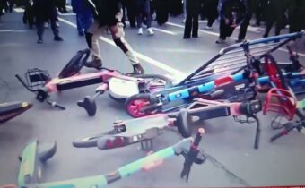 SLEDUJTE: studentské protesty v Bruselu jsou násilné; policie použila slzný plyn po převržení auta..