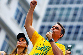 Senátor Flavio Bolsonaro a jeho rodina uprchli do Spojených států navzdory zákazu opustit zemi