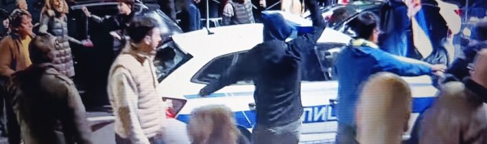 SRBSKO VYBUCHUJE! Zuřiví protestující napadají policejní automobily po Vučičově volební porážce…
