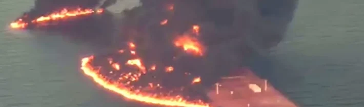 Symbol nadchádzajúcej éry – ropný supertanker, ktorý narazil na mínu v Hormuzskom prielive