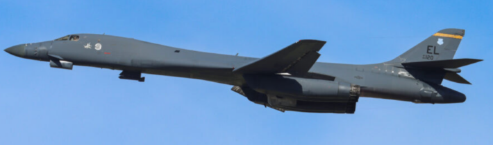 Podezřelé vozy, zatčení muži a odlet bombardérů. Co se děje u RAF Fairford