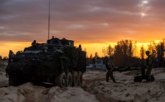 NATO chce zkrátit rozhodování o útoku na polovinu. V Lotyšsku testuje systém, který může změnit moderní válku