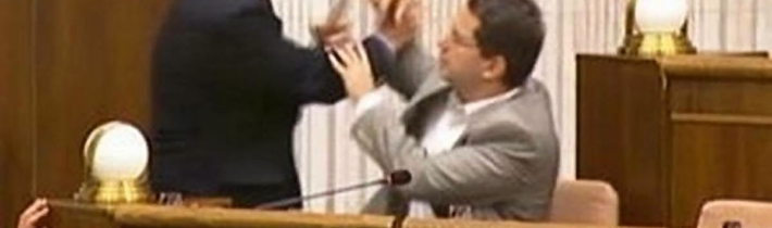 Aby bolo jasné: Alojz nie len obvoniava kolegov z parlamentu… / Fľuska post 2026-10-20 19:00:06