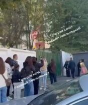 Ukrajinci vtrhli do náborového centra v Chmelnyckom, aby oslobodili zadržaného š…