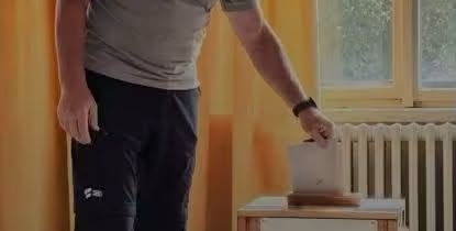 Fľuska z ČeskaPrezident Pavel v dôstojnom oblečení volí do volebného botníka…. / Fľuska post 2026-10-13 17:02:12