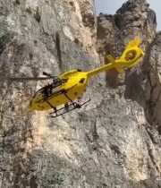 Záchranár spadol zo svahu počas záchrannej akcie v Dolomitoch. V blízkosti Cort…
