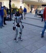 S kým sa rozpráva? aj robot odišiel..T.me/slovenskymedved…