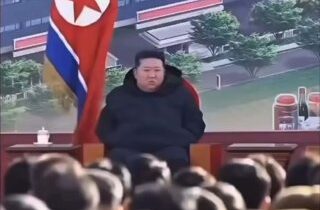 dialóg medzi Trumpom a reportérom:Trump: „Mám rád Kim Čong-una.“Reportér: „Preč…