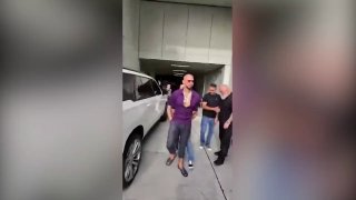 Bývalý kickboxer a bloger Andrew Tate a jeho brat Tristan boli zadržaní v Spoje…