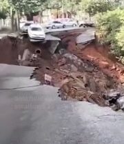 Ďalšia rozsiahla priepasť, tentoraz pohltila 15 áut v Kunmingu, #Čína, v nedeľu…