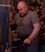 HULIAK NAKLADÁ EŠTOKOVI: „TOTO JE UŽ NA UTERÁK!“ Rudolf Huliak pri pníku s drev…