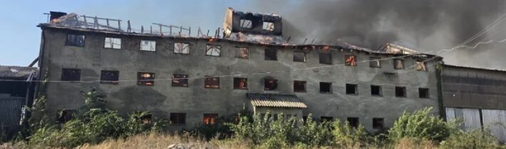 Hasiči zasahujú pri požiari starej sýpky v Nových Zámkoch. Požiar bol ohlásený …