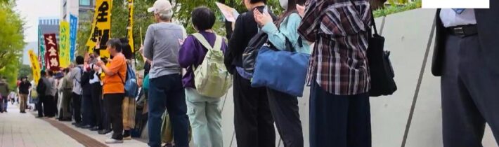 Protesty v Tokiu proti vládě Sanae Takaichi. Demonstranti odmítají militarizaci Japonska