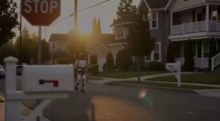Elon Musk a jeho spoločnosť Tesla predstavili nový reklamný spot s humanoidným …