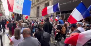 Demonštrácia proti pomoci Kyjevu v Paríži. @slobodaprejavu…