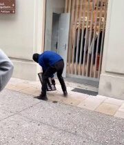 A títo mladí by išli bojovať proti Rusku …Pri rozbijaní výkladu ho privalilo s…