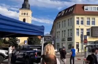 To akože fakt tento psychopat behá po ulici a naháňa ľudí, ktorí s ním nesúhlasi…